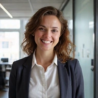 Profesional ocupada sonriendo en un entorno de oficina moderno, simbolizando el manejo del estrés y la nutrición.
